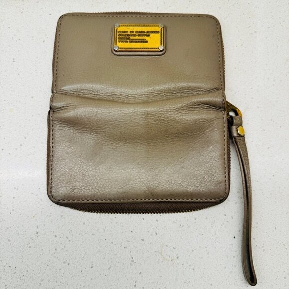 Marc by Marc Jacobs Wristlet Wallet Cell Phone Coin Tan Leather Full Zip Closure - Picture 14 of 15
